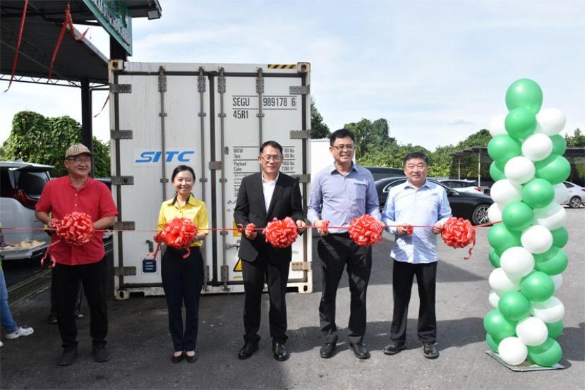 右起为徐骏、陈开、邢伟平、许德婉及刘久聪为烟台苹果开柜主持剪彩仪式。