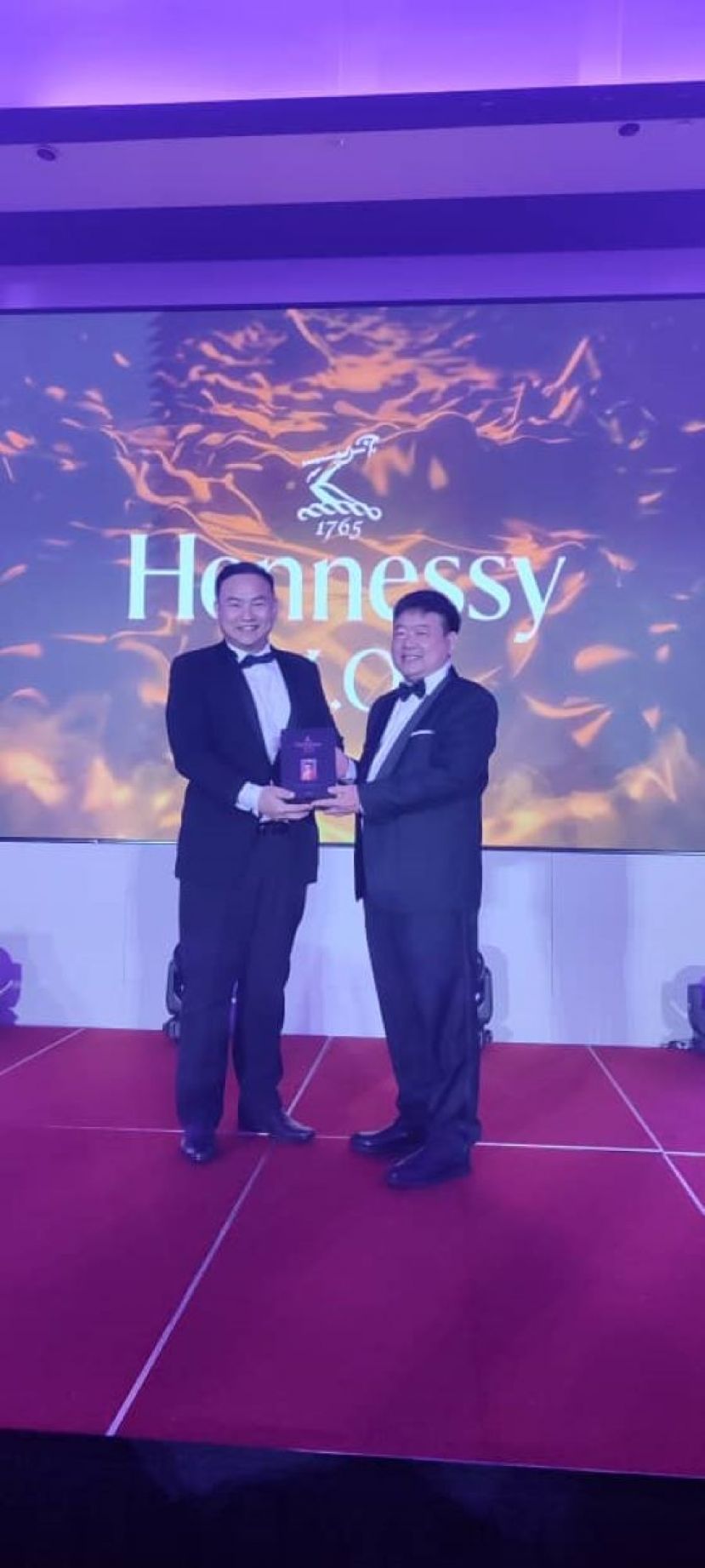 叶赋轩（右）移交纪念品予砂中华总商会会长江昌文时影。