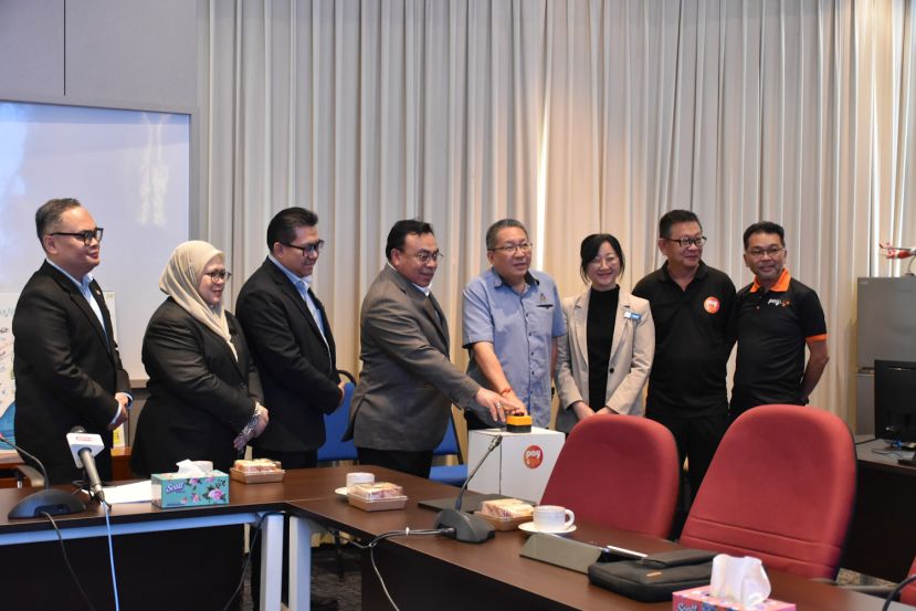 古晋南市市长拿督黄鸿圣（右四）与北市市长拿督希尔米（左四）启动智慧泊车系统推展仪式。