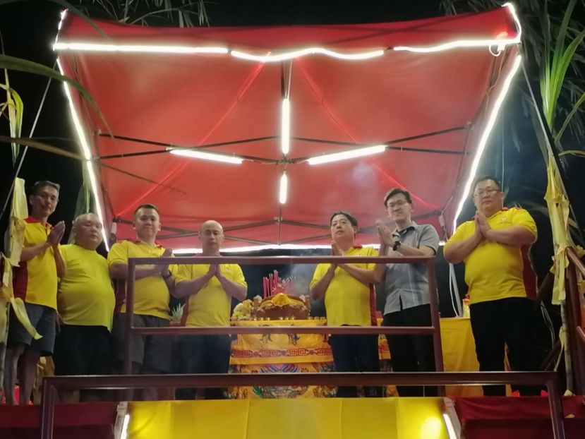 毕打拿忠福宫理事张荣华（右起）、主宾薛华东与主席许义华等人在搭建的祭天坛进行拜天公仪式。