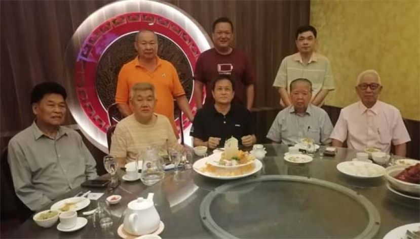 南砂六桂堂宗亲会筹委主席方文祥太平局绅（前排中）与部分筹委合影。