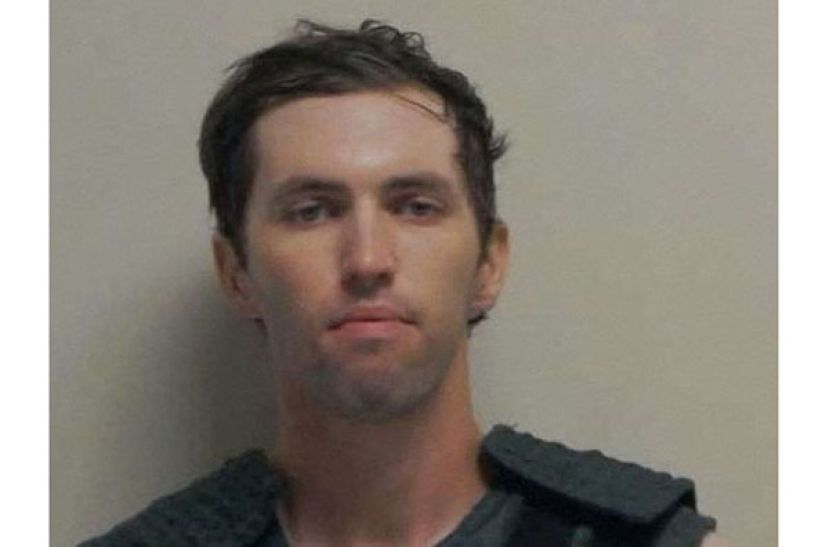 枪杀柯克的嫌犯是来自犹他州的22岁罗宾森。