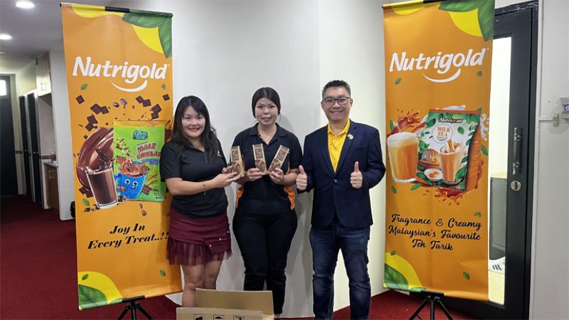 Nutrigold East Malaysia 销售执行员蔡诗妮（中）移交赞助礼品。左为刘青团团长刘慧玲。右为Nutrigold East Malaysia东马区域销售经理兼刘青团文教刘儱語市议员。