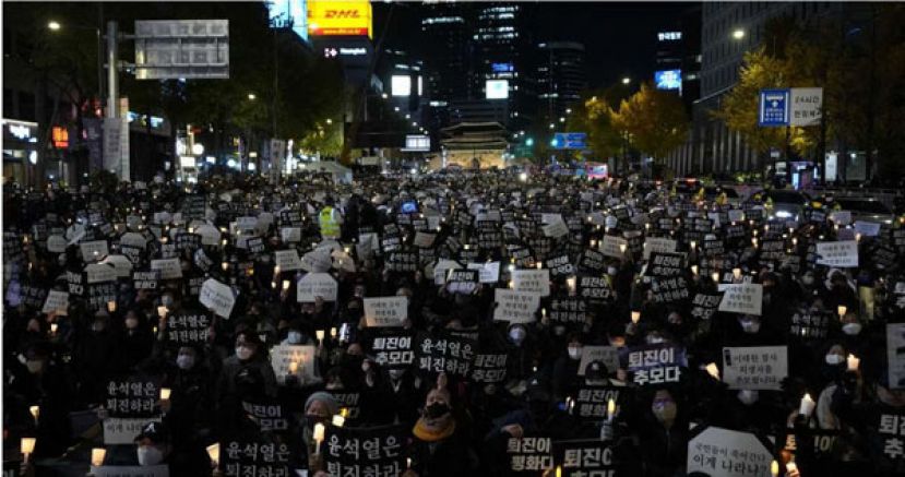 数千人于11月5日聚集在首尔街头，为梨泰院踩踏事故举行烛光守夜活动表达哀悼。
