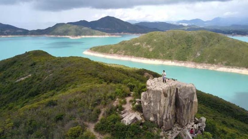 西贡蠄蟝石顶是今年的大热行山景点，在石顶上可以一览万宜水库美景。