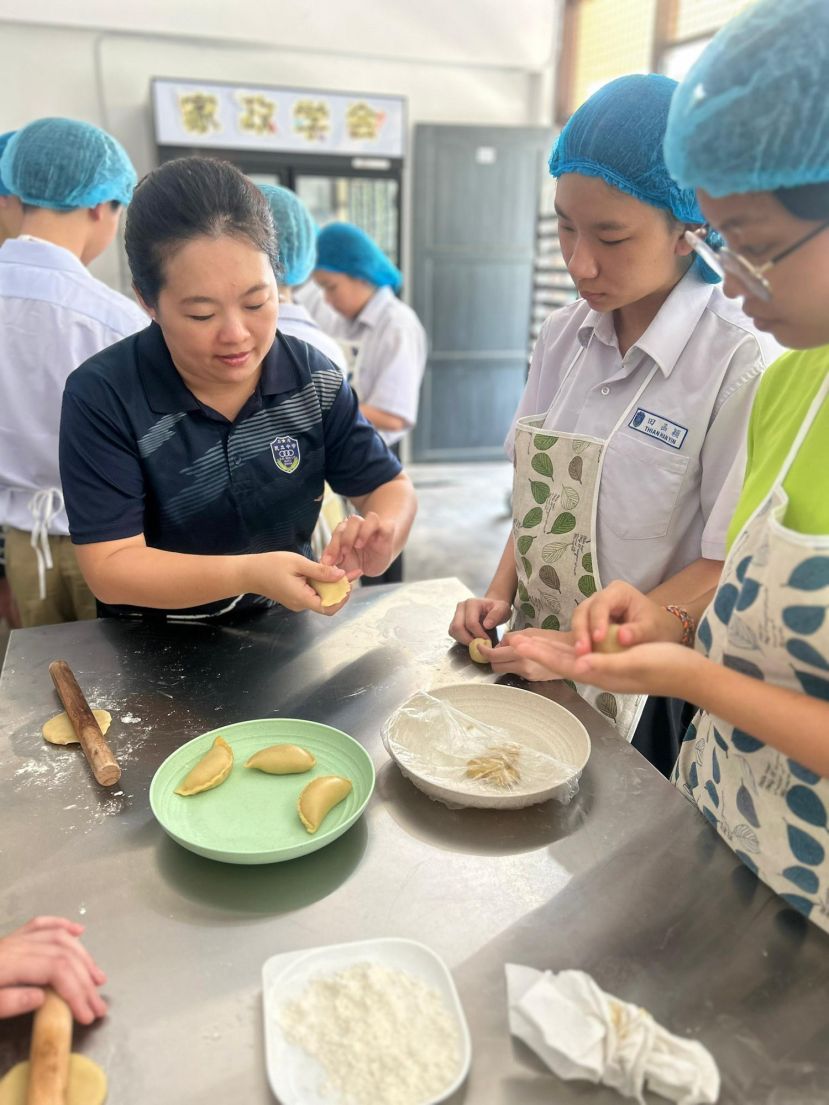 学生学习制作咖喱角。
