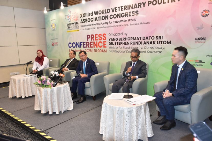 第23届世界兽医家禽协会大会大会筹委会主席阿都拉曼奥玛教授（右二）召开新闻发布会，砂拉越食品工业、社区与区域发展部长拿督斯里史蒂芬伦迪（左三）。