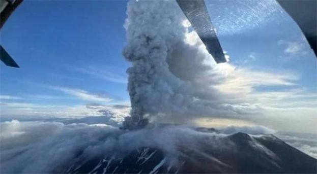 俄火山600年來首噴發，火山灰竄6千米。