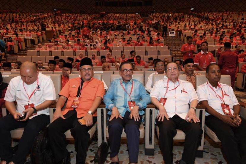 图示：土团党第2届代表大会盛大场面，前排左起为民兴党总秘书罗烈多巴杜雅、诚信党副主席哈沙努丁、公正党主席拿督斯里安华、行动党元老林吉祥、副主席古拉。