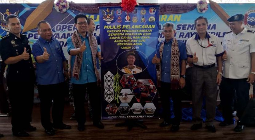 沿海道路助理部长拿督朱来希（左三）与砂河流局主席穆尼宾苏海里及局长理查达占（右三及左二）在2019年达雅节、开斋节及学校年中假期安全执法行动推展礼上。