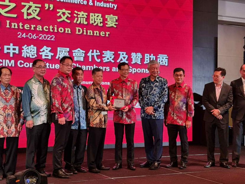 砂中总总会长拿督陈日枝（左五）代表砂中总赠送纪念品于主办方马六甲中总会长拿督萧德坤（左六）。