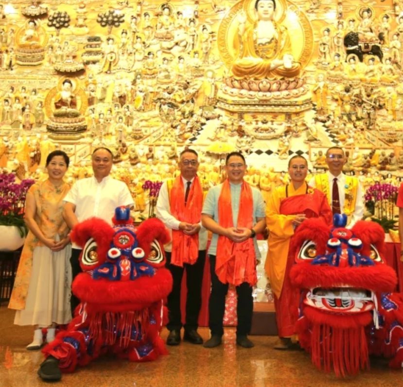 逾500名信众共同见证柔佛州政府赠予佛光山新马寺幼狮队的两头&ldquo;柔佛狮&rdquo;