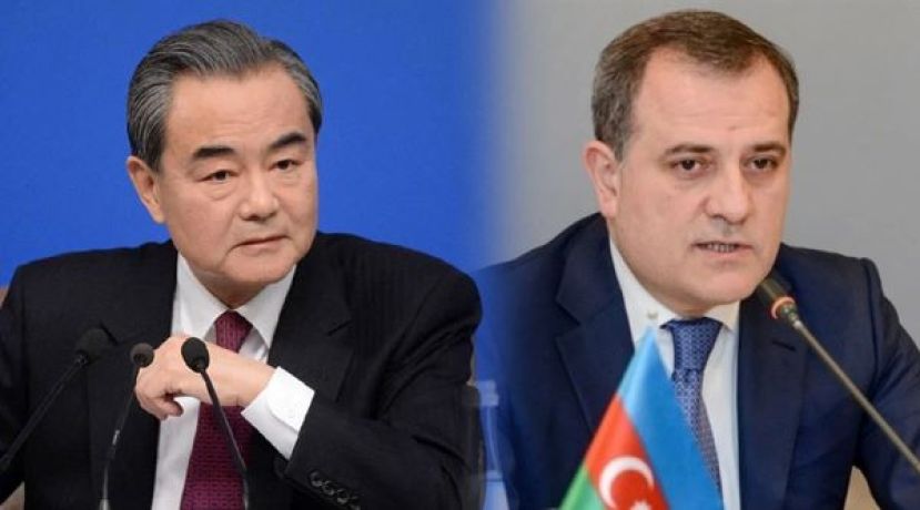  中国外交部长王毅（左）和阿塞拜疆外交部长巴伊拉莫夫（右）分别代表两国政府，签署互免签证协定。