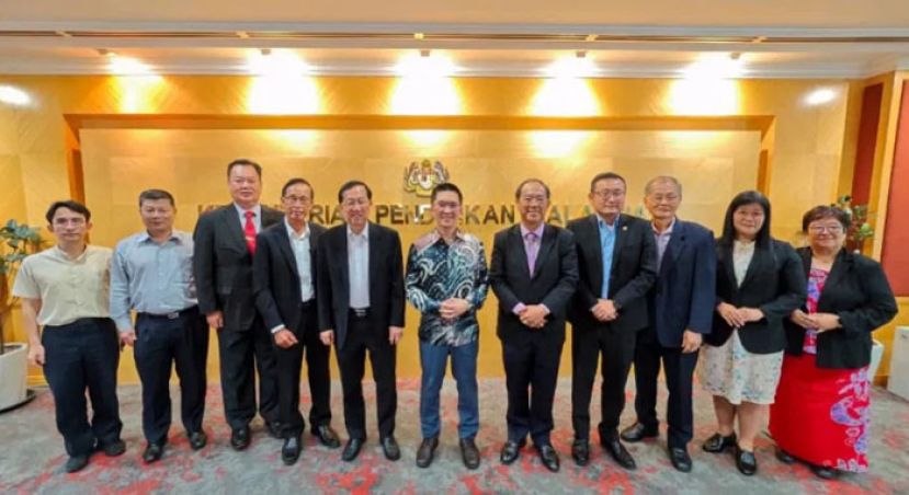 黄家和（中）与一众与会者合影。右起为林佩谛、林汶珊、王文阪、林鸿泰和林景清；左起为梁胜义、黄再兴、赖水和、李添霖和陈友信。