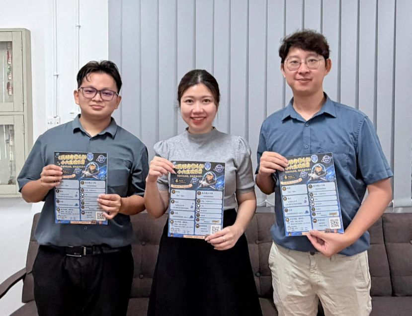赖淑珍校长（中）与筹委会主席王理康主任（右）手持小六欢乐营海报，左为设计组组长温培新老师。