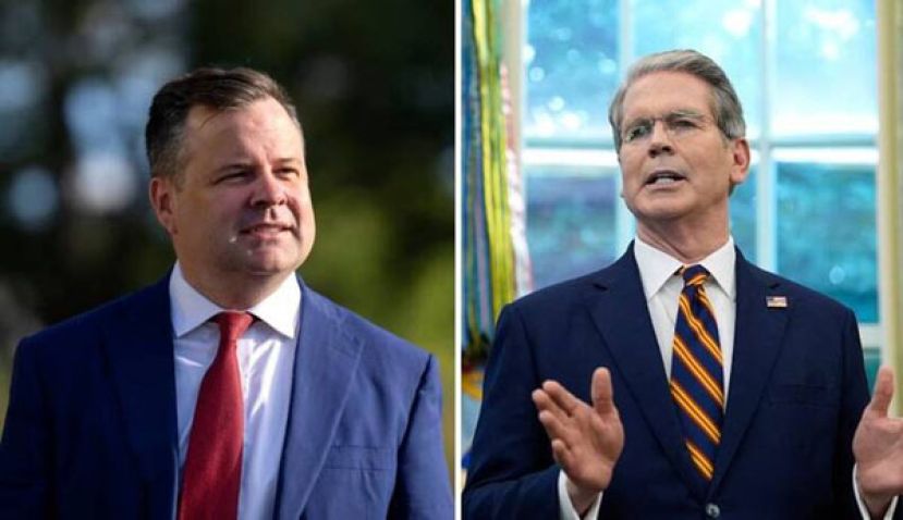 美国财政部长贝森特（右）与美国联邦住房金融局长普尔特（左）。