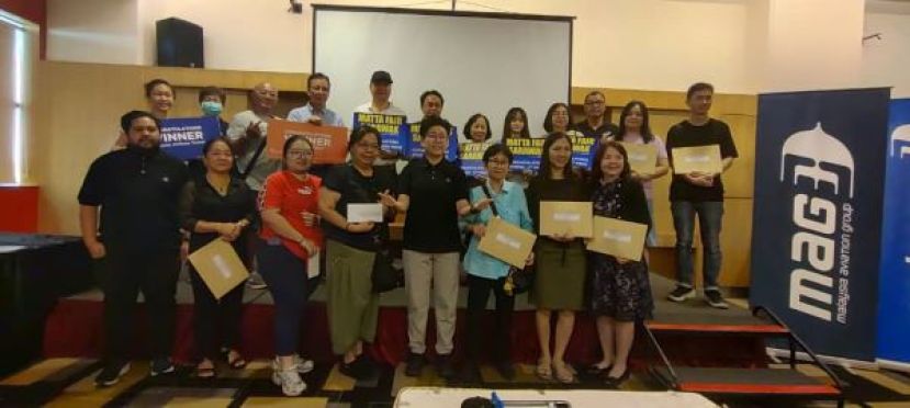 2025年第2届砂拉越大马旅游展今日举行幸运抽奖颁奖典礼。右四为大马旅游总会砂分会副会长莫维娜。