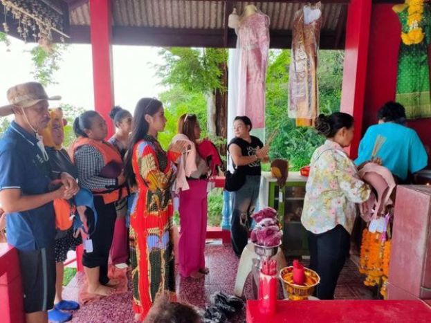 当地信徒在“少女双乳岛”向女神献上胸罩，感谢女神实现他们的恋爱愿望。