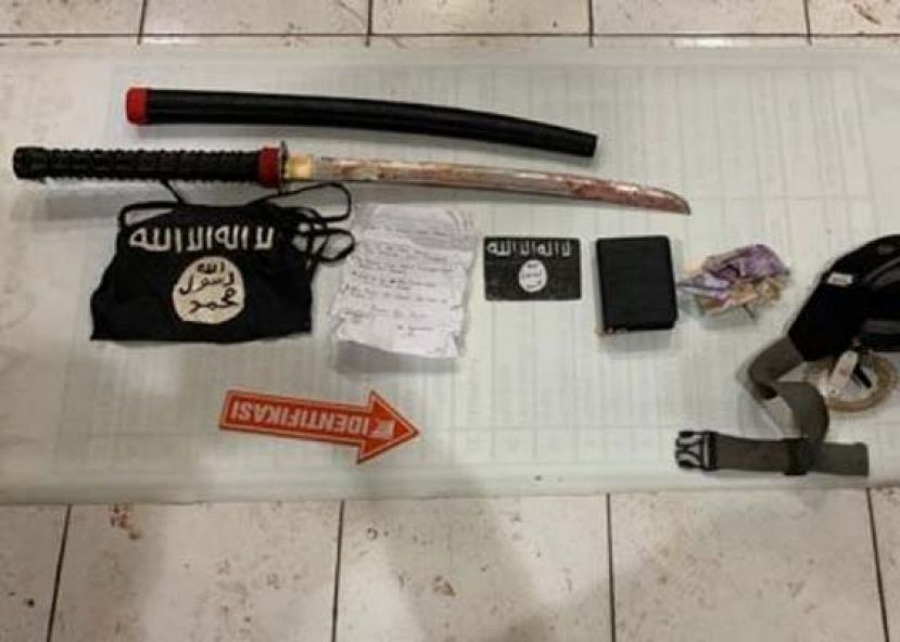 警方检获武士刀及IS旗帜等。