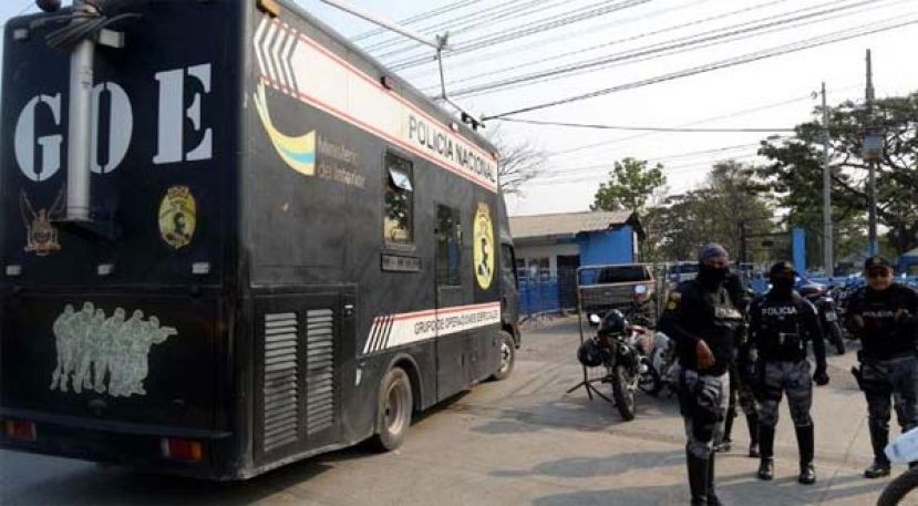 厄瓜多尔警方特别动小组人员驻守监狱现场。