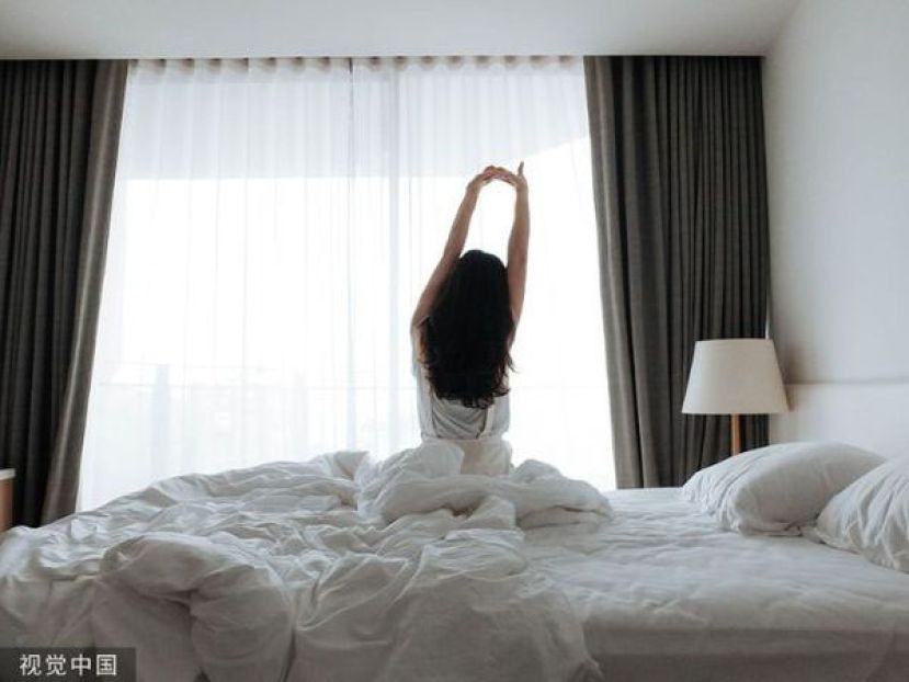 许多人习惯起床后整理好床铺，但研究指出此举可能有利于尘螨生长。