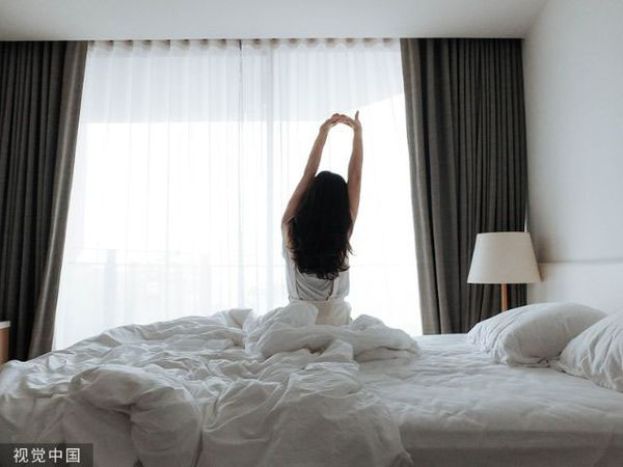 许多人习惯起床后整理好床铺，但研究指出此举可能有利于尘螨生长。