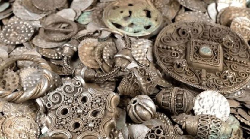 挖蚯蚓钓鱼意外揭大宝藏，瑞典男掘出2万枚中世纪银币。