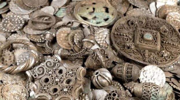 挖蚯蚓钓鱼意外揭大宝藏，瑞典男掘出2万枚中世纪银币。