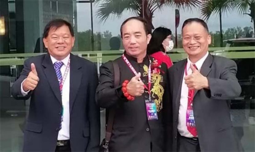 中国台湾中华古传手法研究委员会理事长张定国（右起）与海外顾问朱立信及陈中兴合影。
