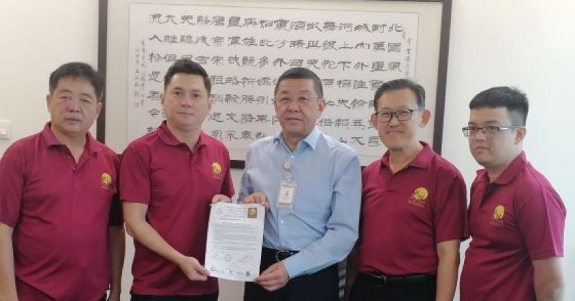 拿督黄良杰（右3）由婆罗洲妈祖文化节筹委主席马可倧手中接邀请函；左是庆典大会主席许义华；右起为筹委许嘉胜、总策划薛华东。