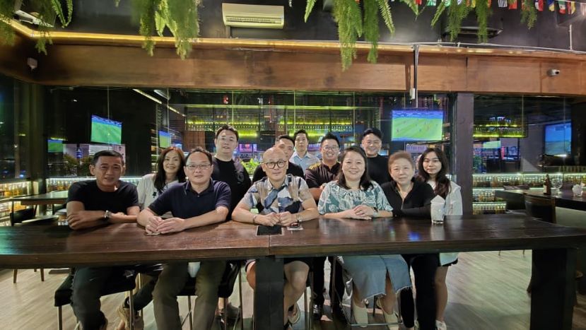 前排左三为《光影八十载，致敬引路人的谢师宴暨校友同学会筹委会主席许志发。