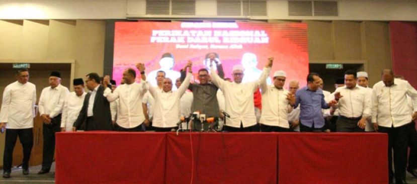 霹雳州务大臣阿末法依查(右6)与国民联盟领袖高举双手欢呼。