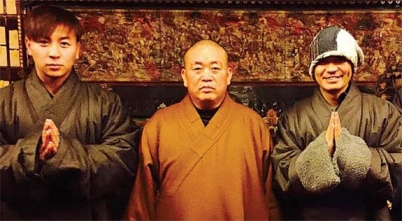 释小龙（左）和王宝强（右）农历新年回少林寺探望师父释永信。