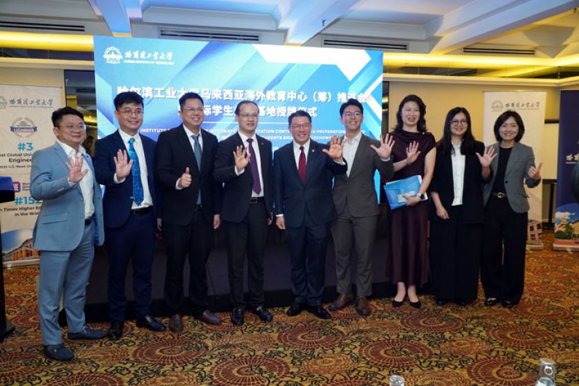 哈工大马来西亚海外教育中心推介礼。倪可敏（中）与帅永教授(左4)等人合影。