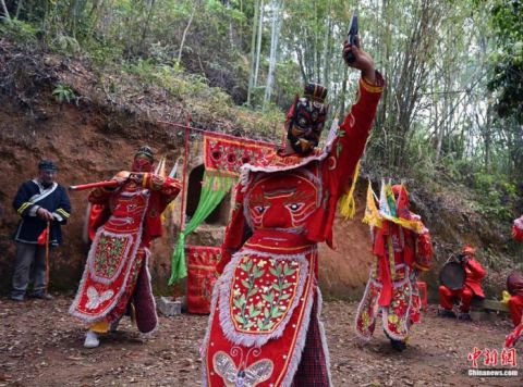 2021年3月24日，广西钦州浦北县大山塘村农民客家&ldquo;傩戏&rdquo;闹春耕祈丰收。