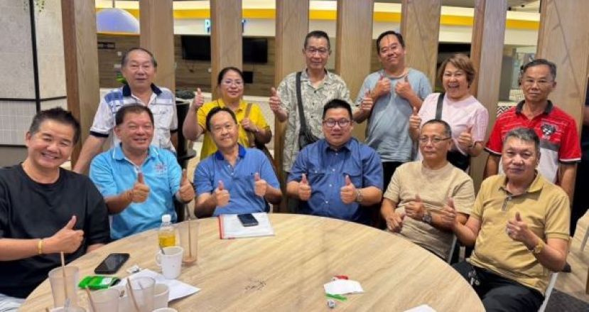 古晋BDC砂地再也花园民众联谊会会长詹兴民（前排左3起）、义诊筹委主席龚士蠑、筹委黄威铭、何富强；左起是詹吴福、陈中兴等人。