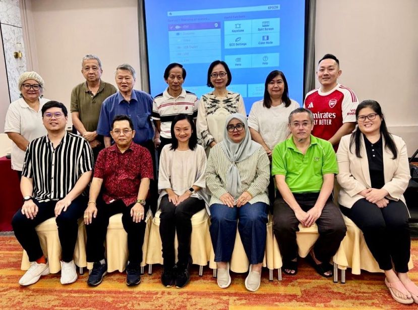 共和联邦新闻从业员协会砂分会2025-2027年新届理事会合影；前左起副财政张德伟、副主席阿当纳格莱斯、主席南茜娜依斯、秘书玛丽雅泰比、财政黄锡文及副秘书林俏妘，后左起理事黄淑莲、田法兰斯、查账刘深瑞、理事黄杰渊、卡罗莱杰森、拉蒂霞山米尔及郑吕丰。