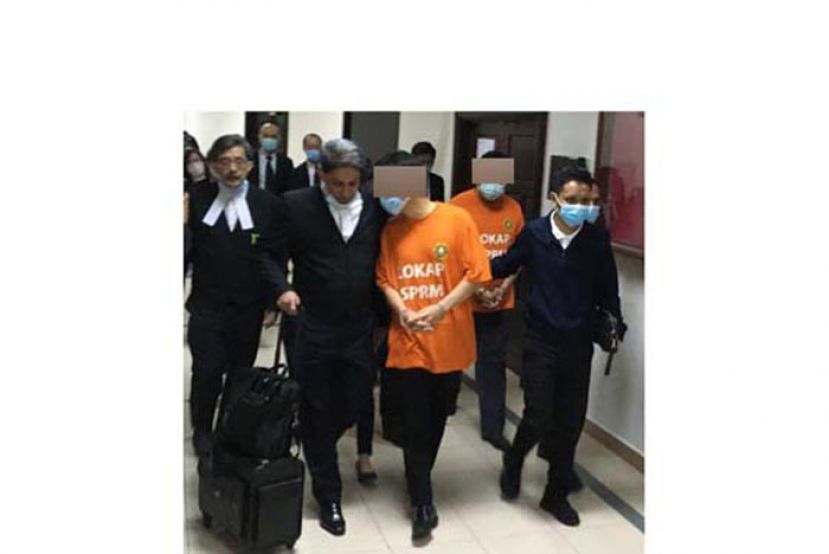 2名&ldquo;拿督&rdquo;级公司董事在过堂后，被押离法庭。