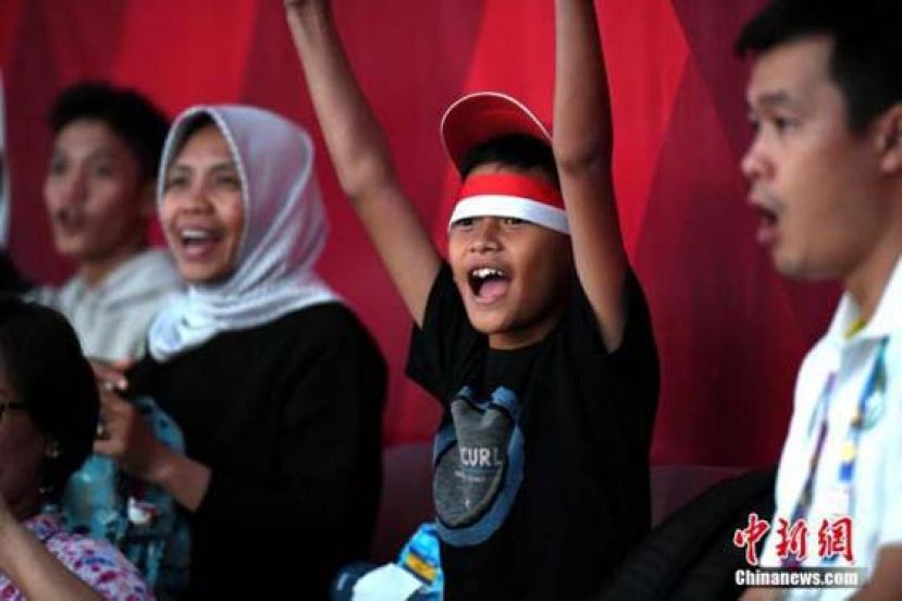 观看比赛的印尼儿童。