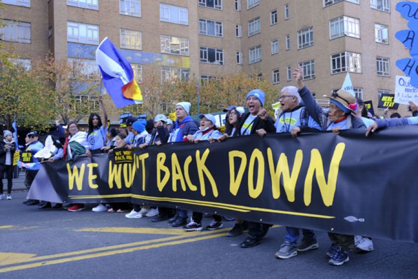 纽约街头涌现示威人潮，抗议特朗普。