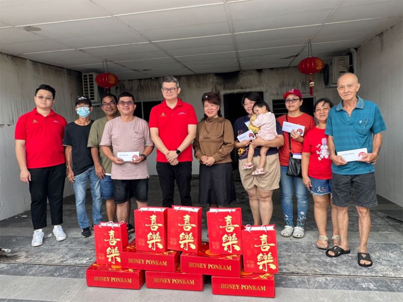 砂行动党古晋区国会议员俞利文（左五）与朋岭区州议员杨薇讳（右五）及团队，为本月遭受火患的5户家庭，分发援助金，以协助受灾灾黎农历新年前解决燃眉之急。