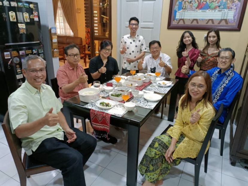 社险机构砂局长菲立桑干伉俪（左一及右一）于周六（4日），在私邸开放门户庆祝达雅节，北市行政委员薛华东（右二）一行人前往祝贺佳节；左二起（坐着者）为三马拉汉市议员拿督沈坚石、砂房地产发展商公会古晋分会执行员蔡丽卿、砂医总会务顾问陈中兴及局长伉俪儿女（站着者）一块欢庆。