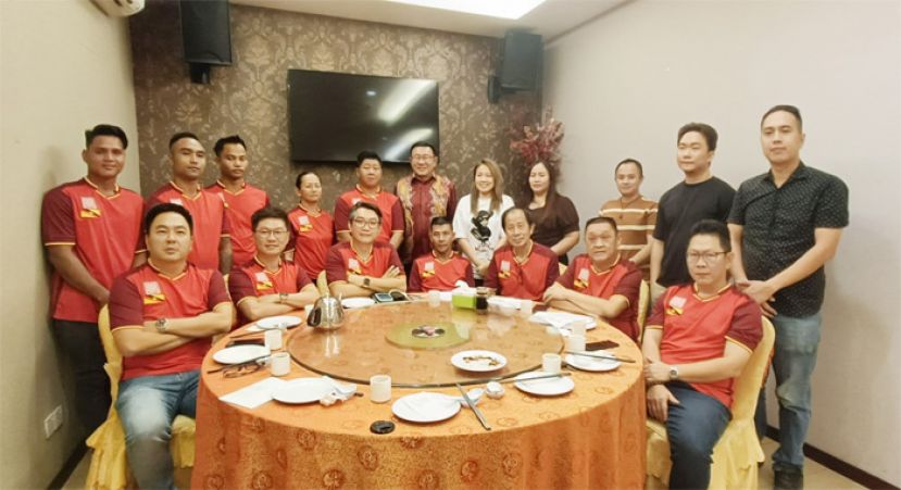 前排坐者左一起为筹委会副主席邱吉善、筹委会副主席刘佑贤、筹委会主席刘儱語南市市议员、竞赛主任辜碧龙、马来西亚关圣同盟总会创办人兼盟主陈忠兴、马来西亚关圣同盟总会秘书长廖势德、筹委会副主席郑志国市议员。