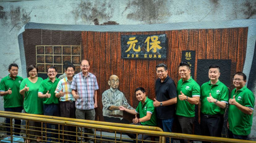 砂拉越诗巫中医师公会配合创会80周年纪念，在百年中药店&ldquo;保元行&rdquo;旁边的小巷绘制壁画。砂拉越诗巫中医师公会主席许庆敏（右五）与马来西亚华人医药总会长兼顾问丁家骅（左五）、名誉顾问邱昌源（左四）及名誉顾问黄德庆（右四）等人与壁画合影。