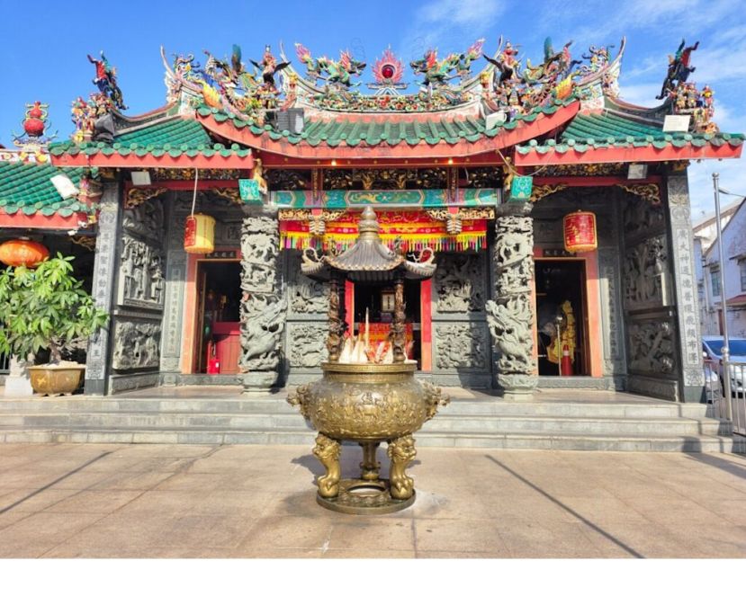 凤山寺周六办慈善捐赠活动  派300包白米及200份素食饭盒