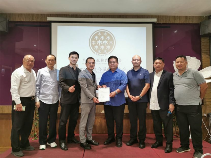 林总商砂拉越联委会筹委会署理会长本固鲁林应发（右四）和秘书林智杰（右三）从马来西亚林氏总商会总会长拿督林振义（左三）手中领取筹组砂拉越联委会的委任状。左一及二分别是马来西亚林氏总商会荣誉顾问拿督林书清和马来西亚宗乡华团总商会联盟总会长拿督斯里林家仪。右二为林总商会秘书长林炆材博士和理事林国财（右一）。