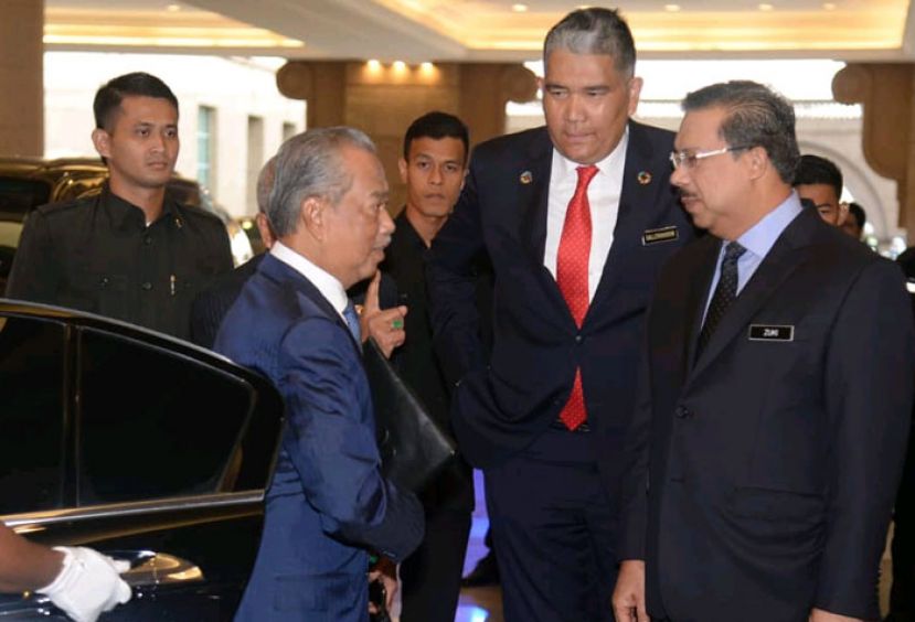 丹斯里慕尤丁抵达首相署，受到政府首席秘书拿督斯里莫哈末祖基(右1)的迎接。