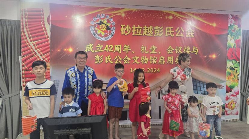 参与提灯笼活动的小宗亲和会长彭国胜及彭瑞瑶博士合影。