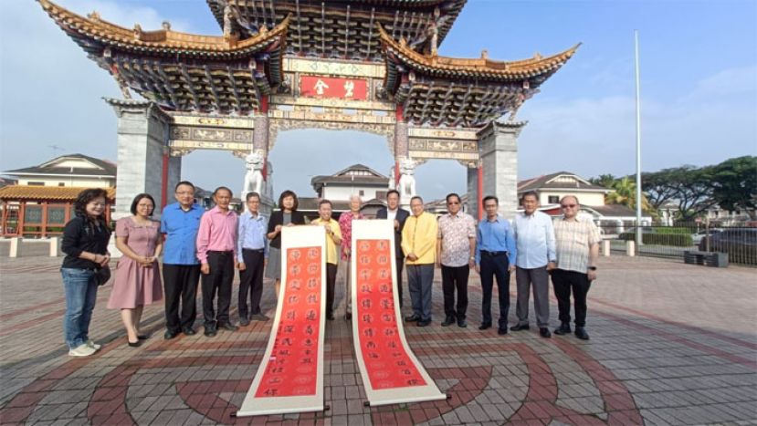 砂副总理拿督阿玛沈桂贤（左七）与中国驻古晋总领事邢伟平（右六）及古晋南市市长拿督黄鸿圣（右五）及古晋著名书法家沈保耀与来宾们推展&ldquo;庆祝中马建交50年周年&rdquo;提对联活动。