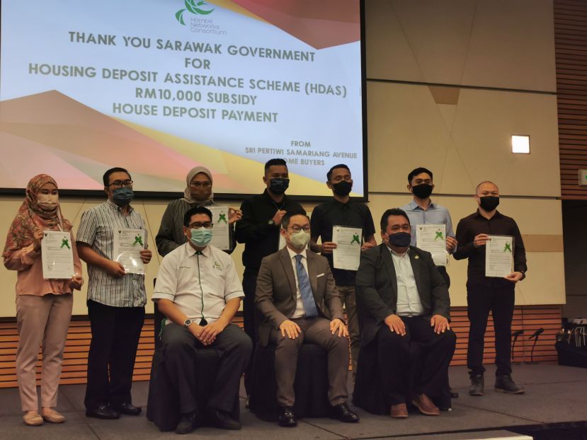 砂公共卫生、房屋和地方政府部副部长程明智（坐者中）移交批准信后与众人一同合影。